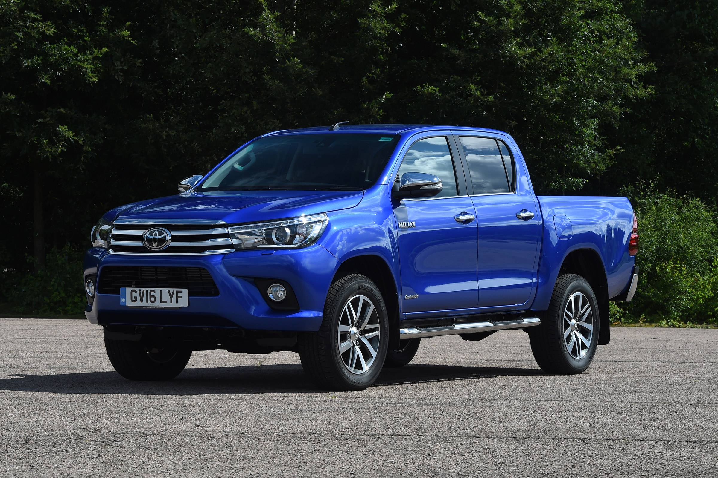 Тойота хайлюкс или митсубиси л200 наши тесты. toyota hilux или mitsubishi l200: сравнение и какой автомобиль лучше. лёгким движением руки крыша превращается…
