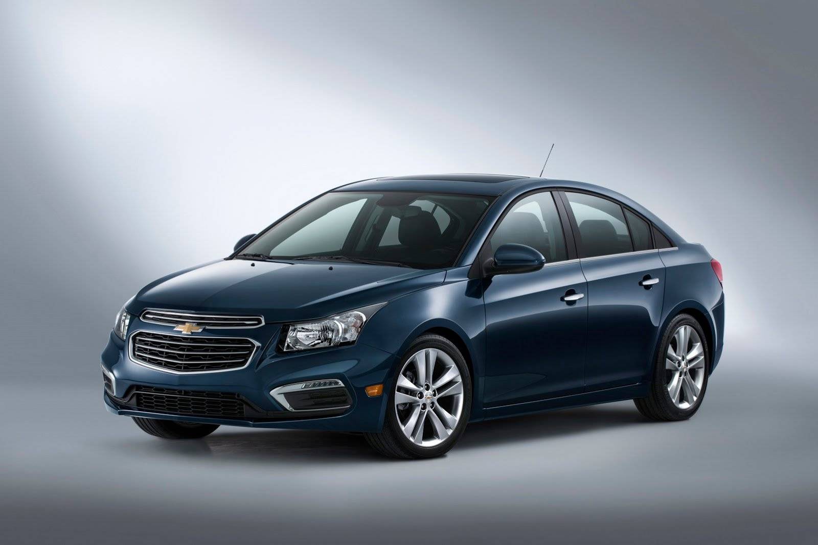 Сравнение chevrolet cruze и renault fluence — где лучше вложить деньги?
