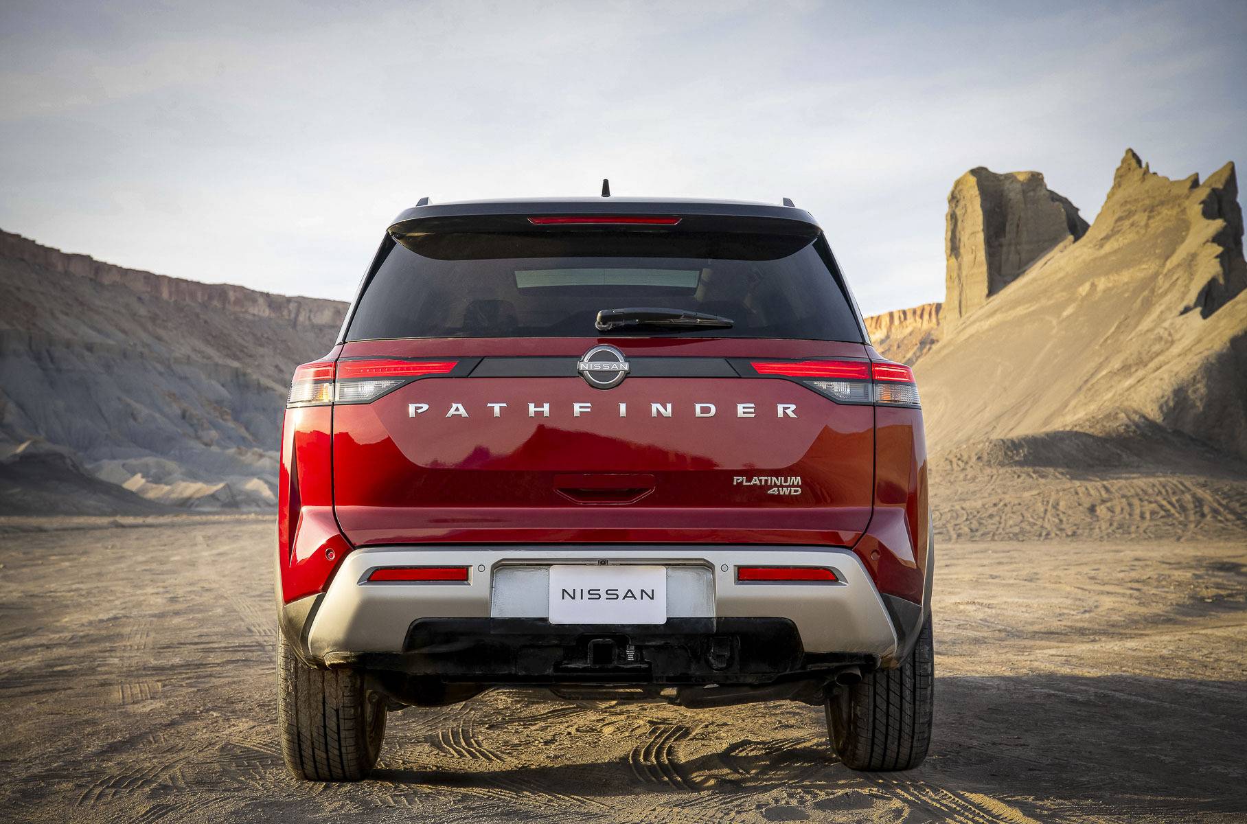Что лучше: nissan pathfinder или mitsubishi pajero? сравнение и обзор моделей