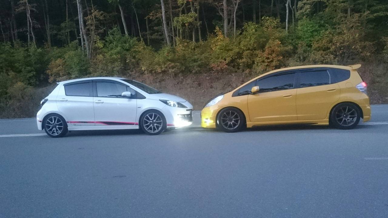 Який автомобіль краще honda fit або toyota vitz?